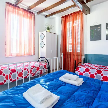 Apartment Guesthost - Cozy Near Lanfranchi Stadium Parma