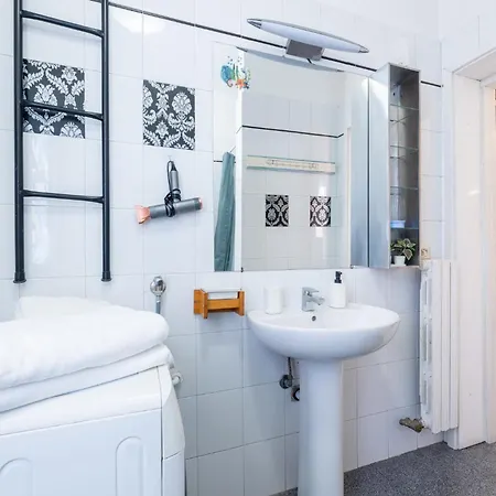 Guesthost - Cozy Near Lanfranchi Stadium Apartment Parma